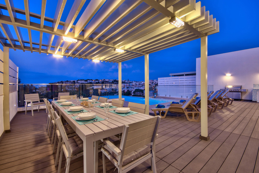 Villa Gaia - Sunset Views, Indoor Heated Pool, Sauna and Games Room