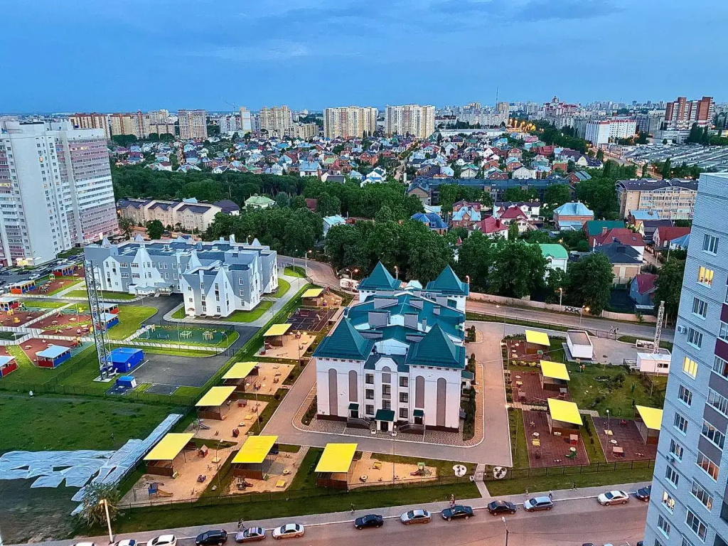 Олимпийский бульвар с видом на город