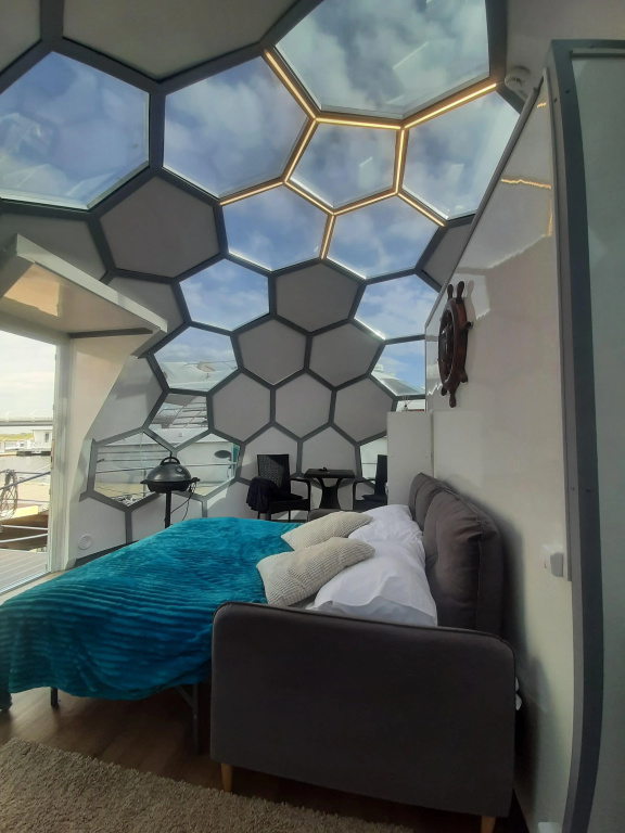 Nomer Romantika Dlya Vlyublyonnykh, Dizayn-Otel Na Dvoikh Na Vode, Khausbot Cherepakha Arkhelon-34 Mini-Otel