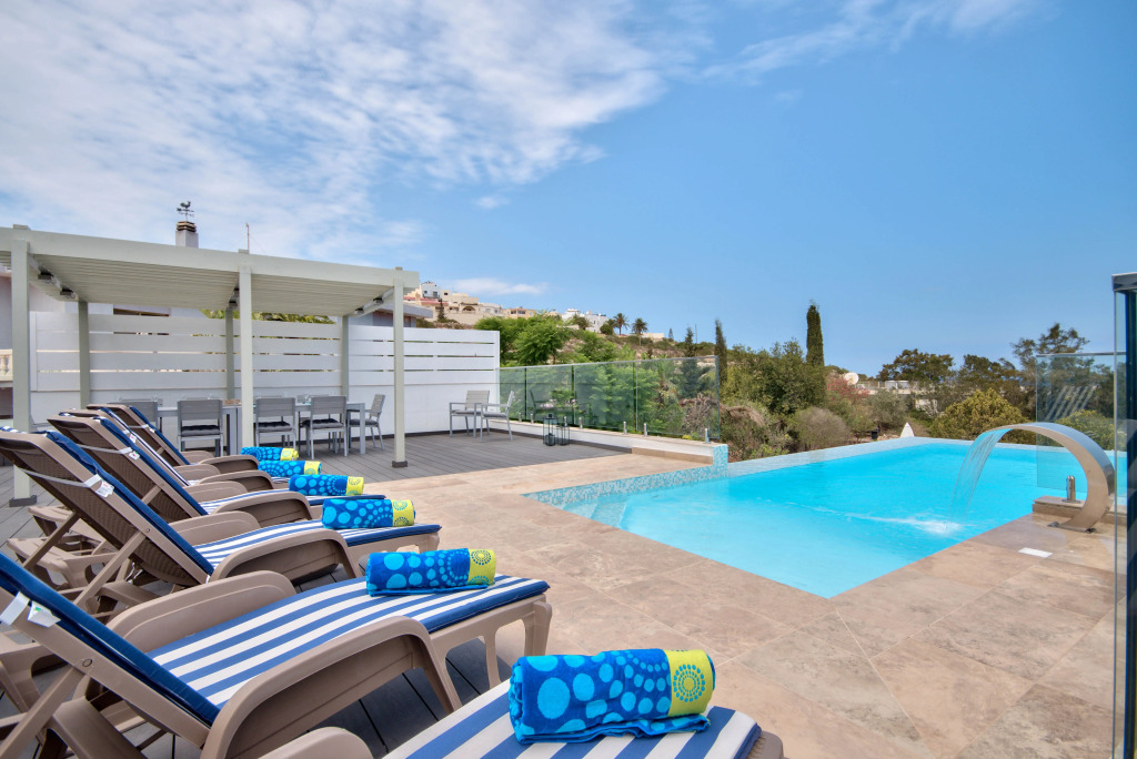 Villa Gaia - Sunset Views, Indoor Heated Pool, Sauna and Games Room