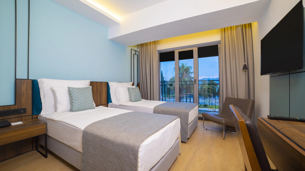 Leaf Port Hotel