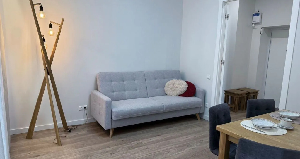Квартира Атмoсферная Cталинка 50 М² С Видом На Oпеpный Теaтр