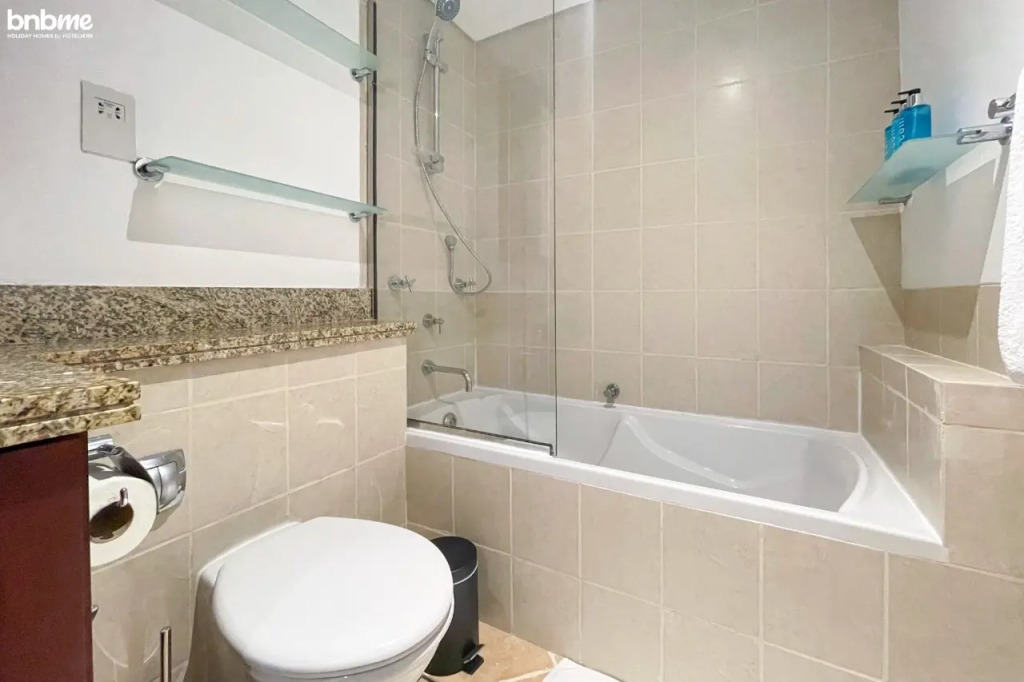 Апартаменты bnbmehomes | 2 BR Stunning Lake Views in Greens-205