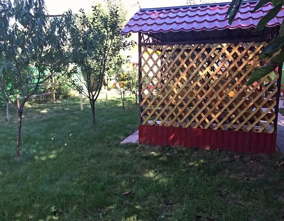Частный дом с бассейном, верандой и садом