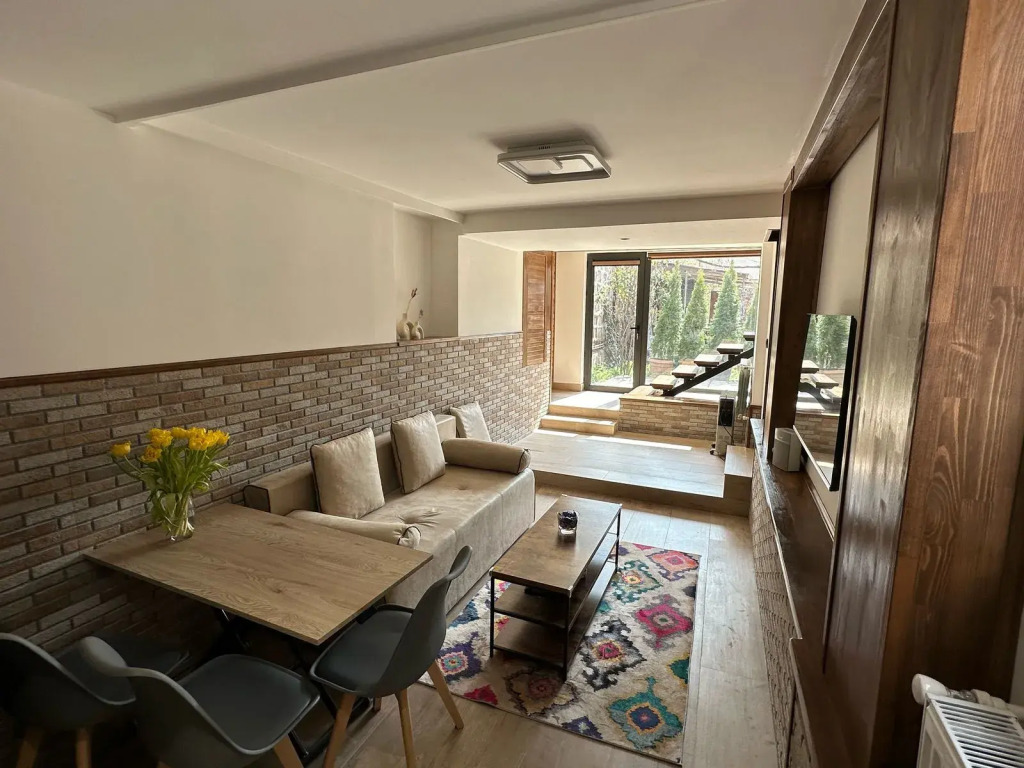 Частный дом Cozy home with garden very near to center