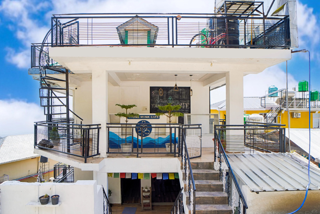 Хостел Young Monk Hostel & Cafe Dharamkot