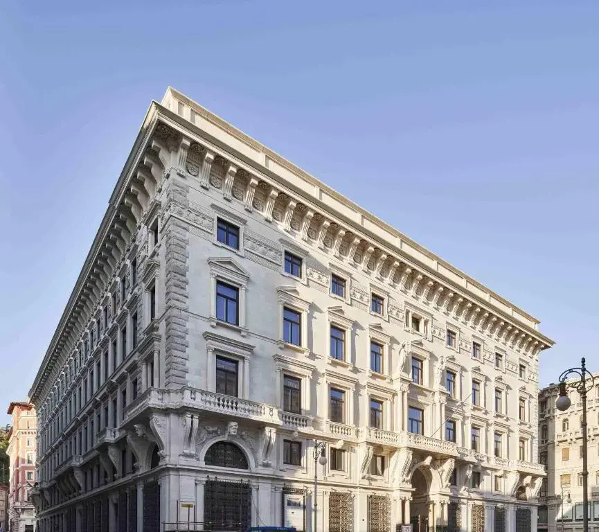 Отель Double Tree by Hilton Trieste