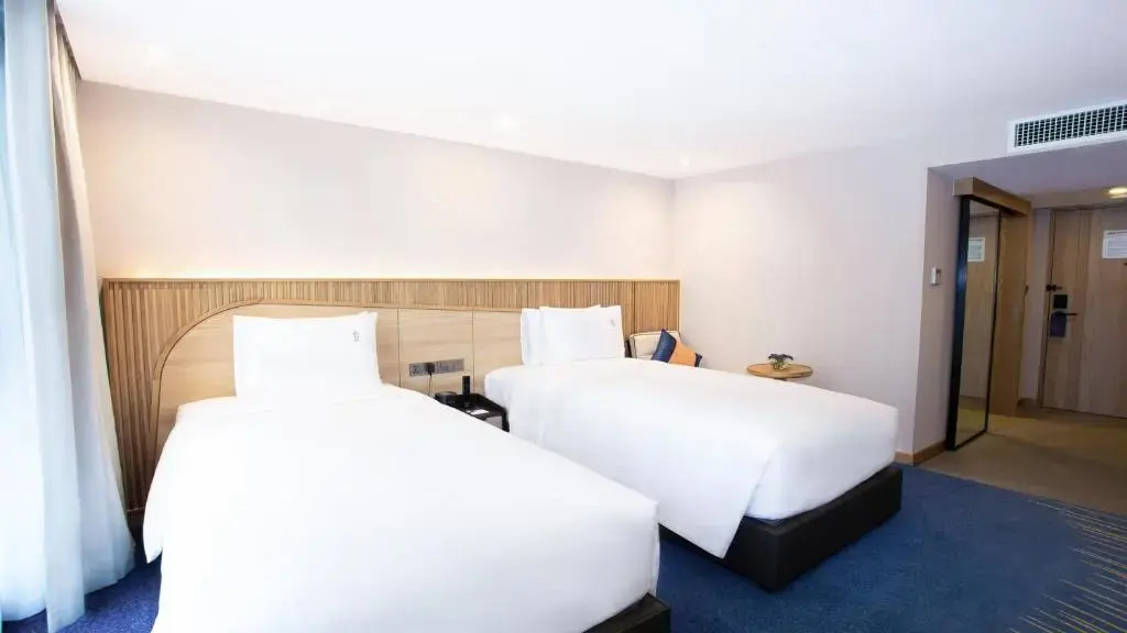 Отель Holiday Inn Express and Suites Bangkok Central Pier