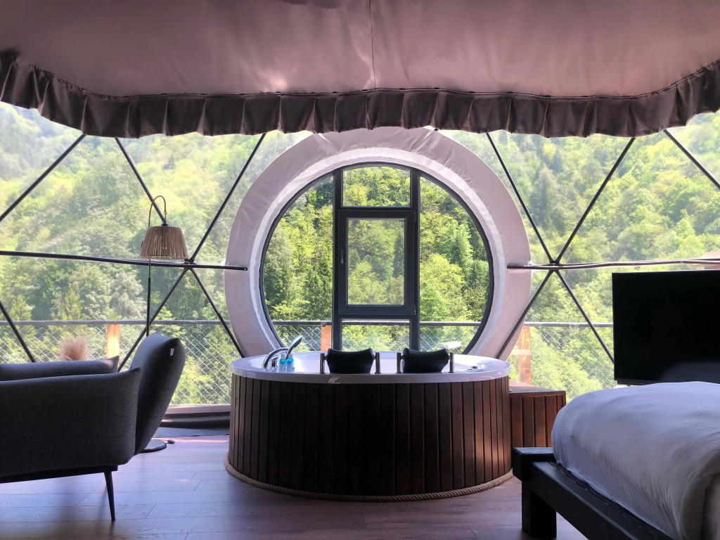 Glamping Kaledome orman evleri