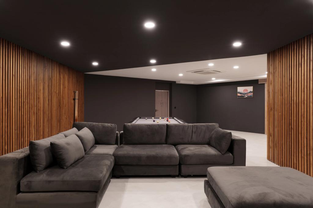 Lakefront 5BR Luxury Villa, Elevator, Pool, Cinema