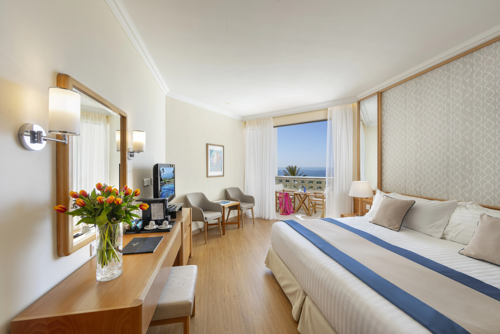 Отель Constantinou Bros Athena Beach