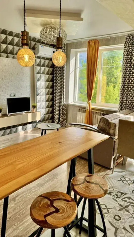 Квартира Яркая дизaйнеpская на нaбeрeжнoй