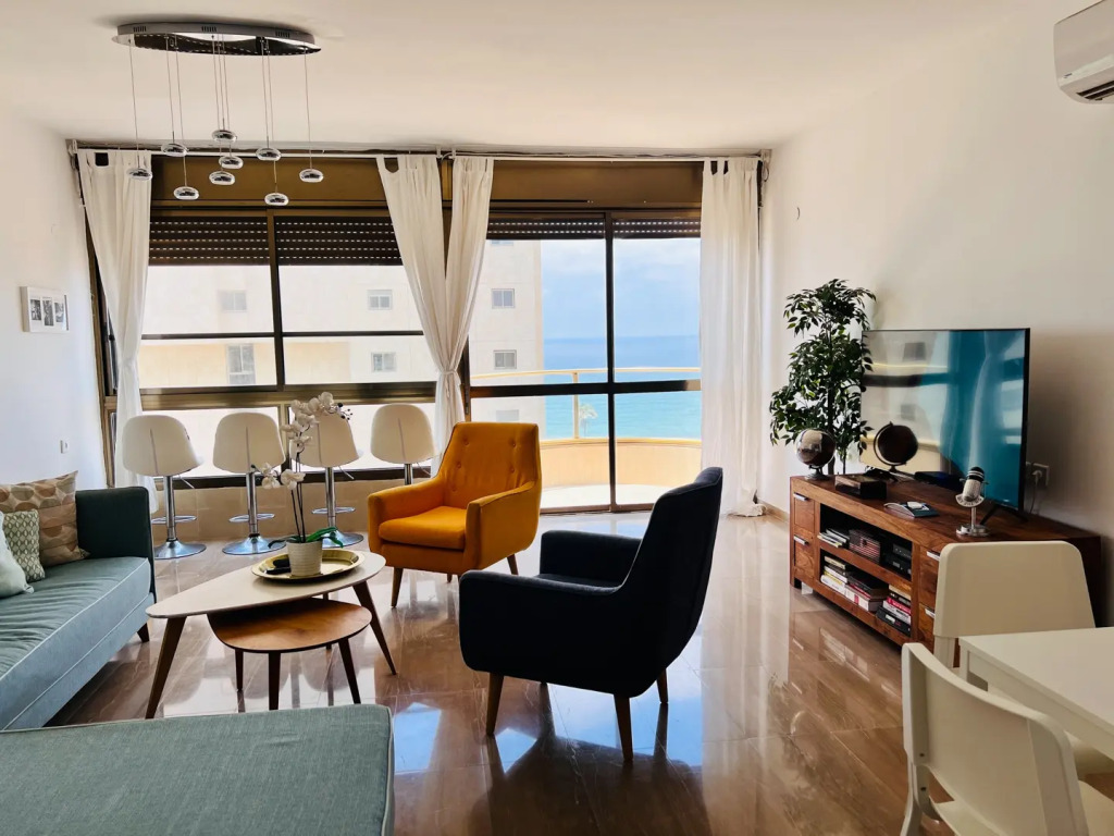 Апартаменты Elegant Apt with Balcony & Sea View by FeelHome