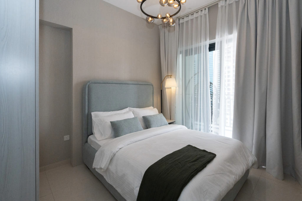 Апартаменты Keyrock Living Lakeview Luxury with Pool Access