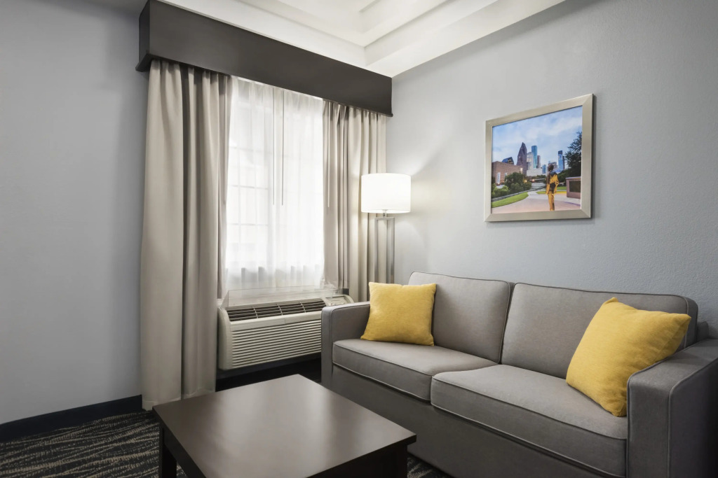 Days Inn & Suites by Wyndham Houston Hobby Airport