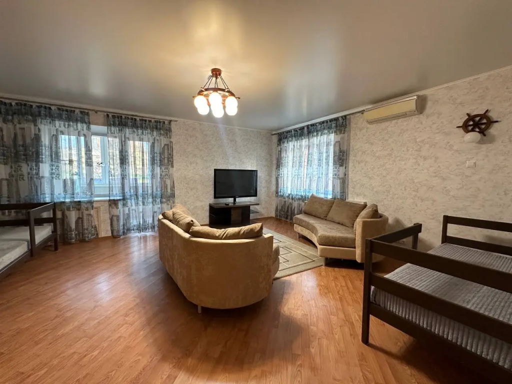 Prostornaya Mnogokomnatnaya Kvartira Flat