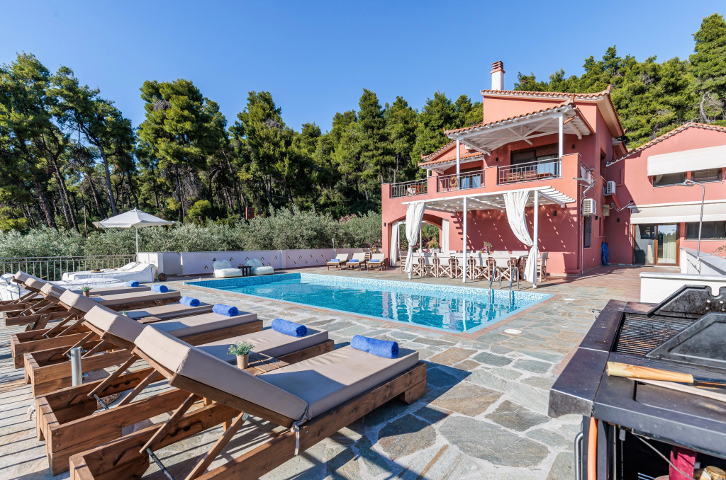 Luxury Villa with Private Pool in Skopelos, Spacious & Private, Villa Amaryllis By Kardous