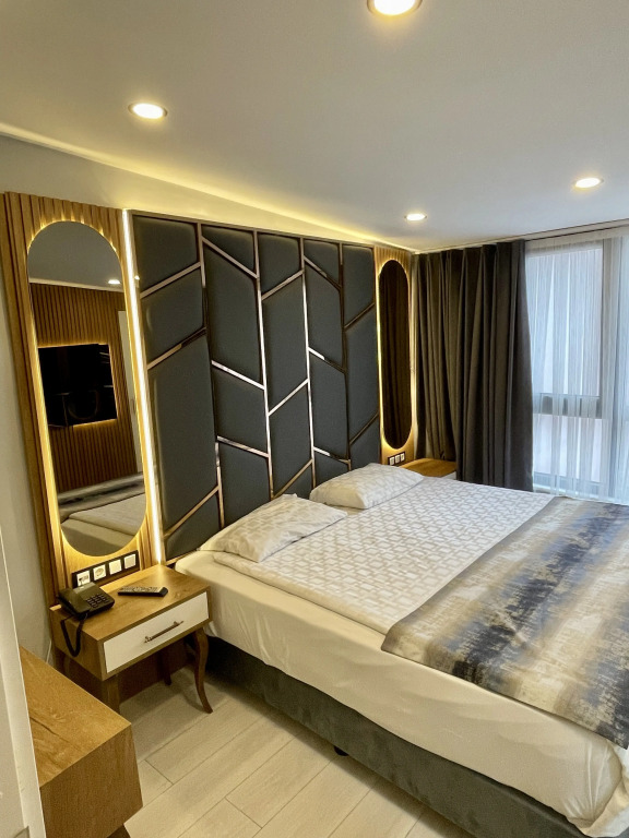 Отель Crowned Hotel