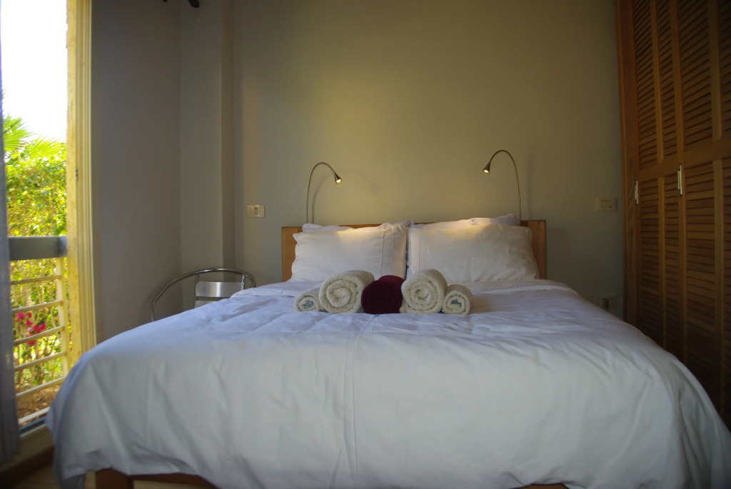 Апартаменты Luxury garden apartment and walk anywhere