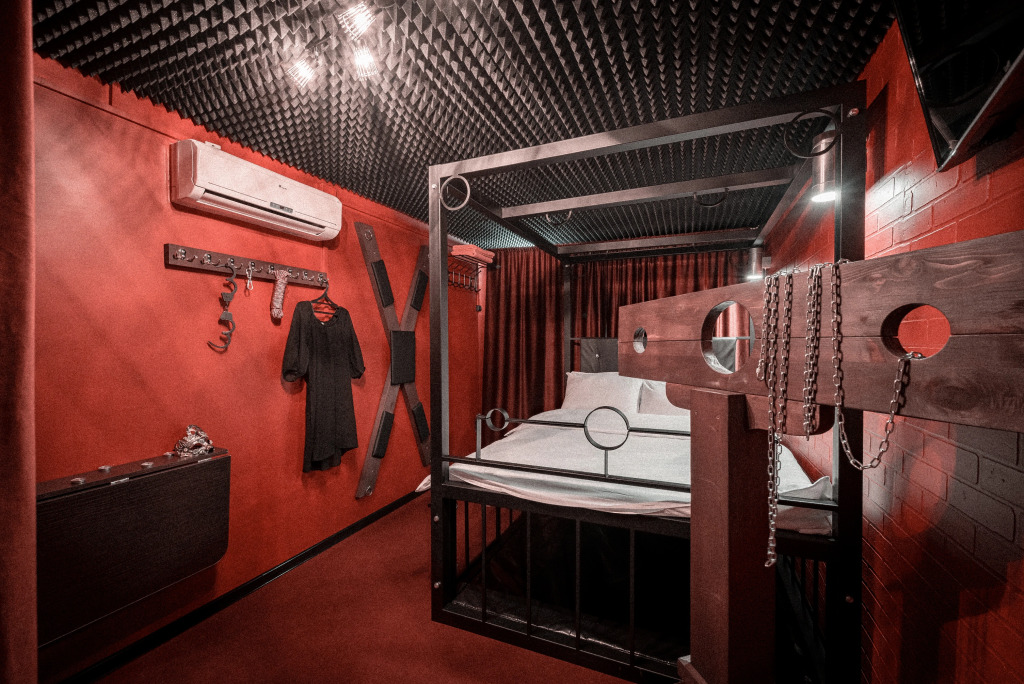 18+ Krasnaya Komnata Dlya Romanticheskikh Svidaniy Flat