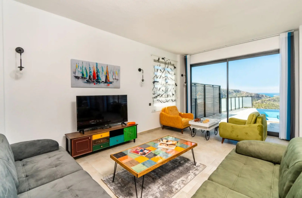 Вилла Modern Villa Overlooking the Sea