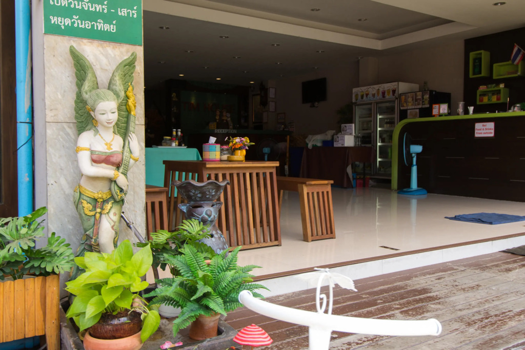 Отель ZEN Rooms Mahachai Khao San