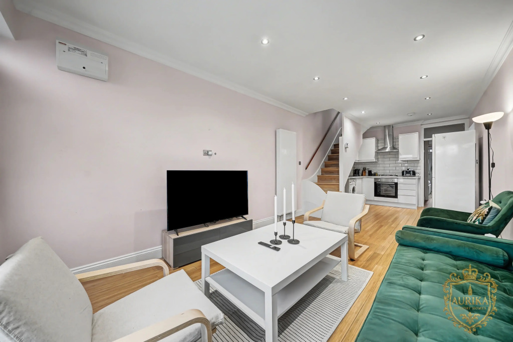 Квартира Elegant Stay in London with Private Parking & Patio | 7 mins walk to Norbury Station