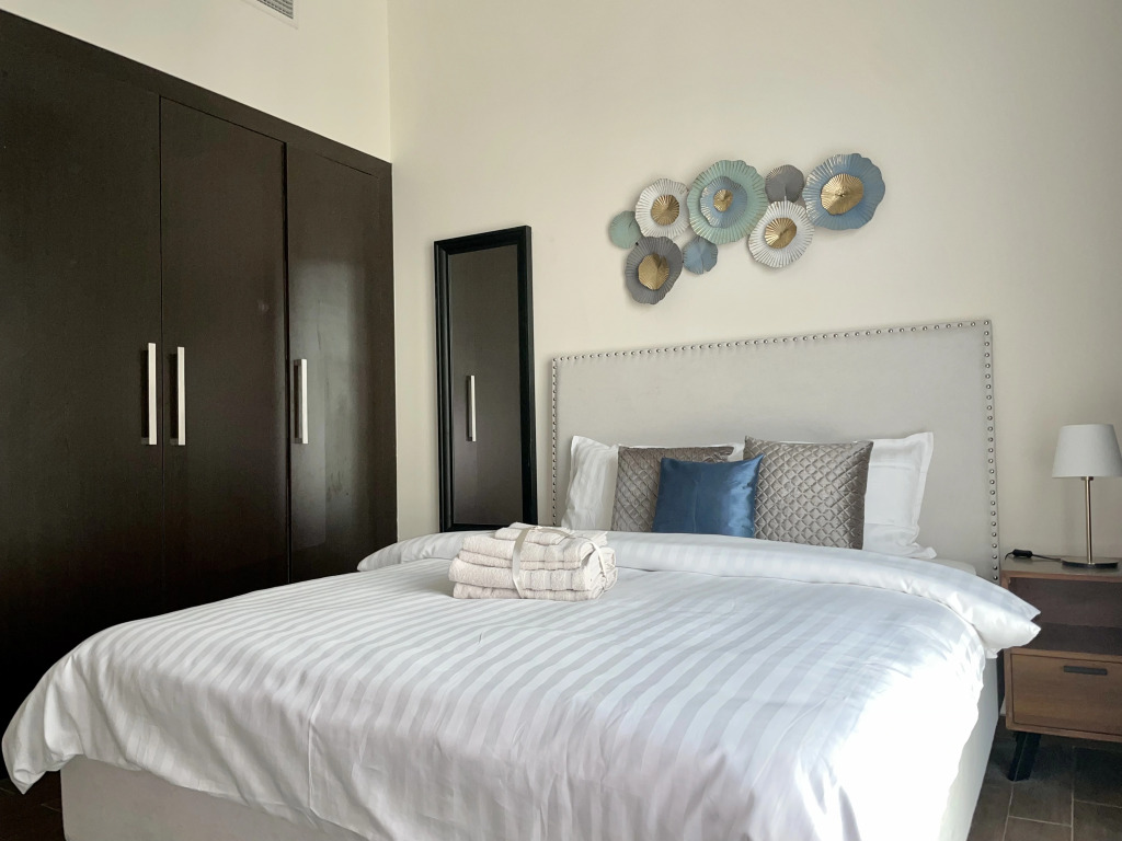 Elite LUX Holiday Homes - Spacious 2BR with Direct Metro Access in Al Furjan Dubai