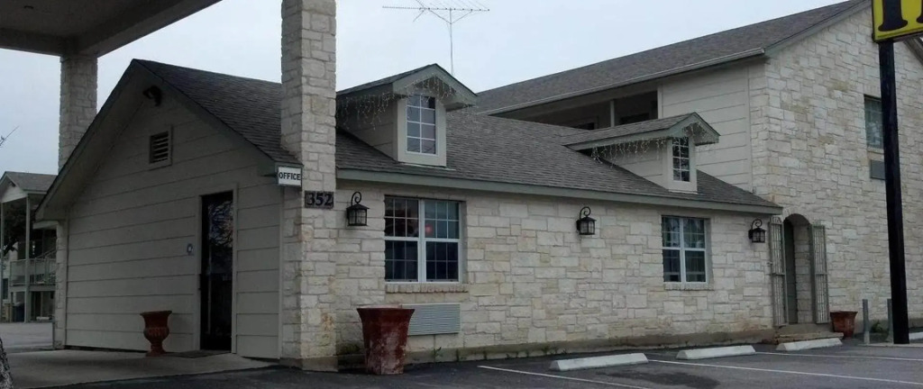 Отель Cedar Creek Inn