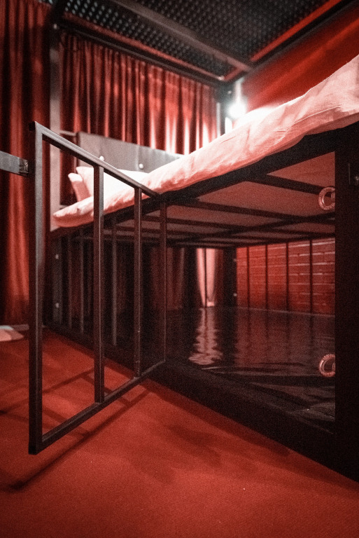 18+ Krasnaya Komnata Dlya Romanticheskikh Svidaniy Flat