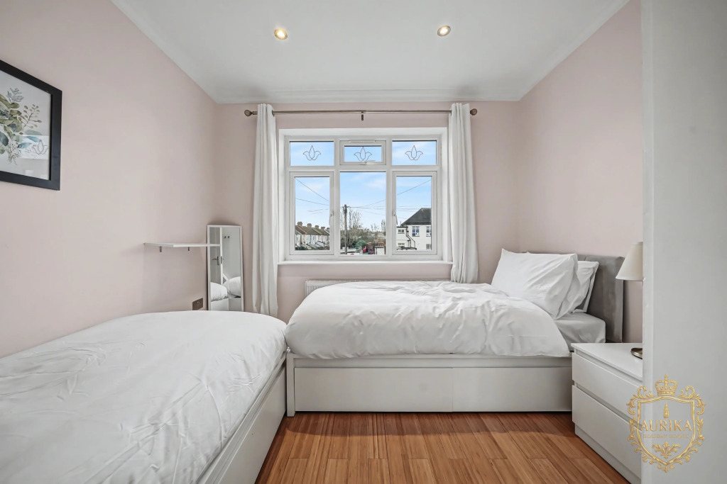Квартира Elegant Stay in London with Private Parking & Patio | 7 mins walk to Norbury Station