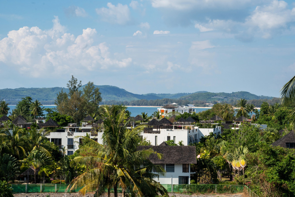 Отель Aristo Beach Resort condo by Roominger