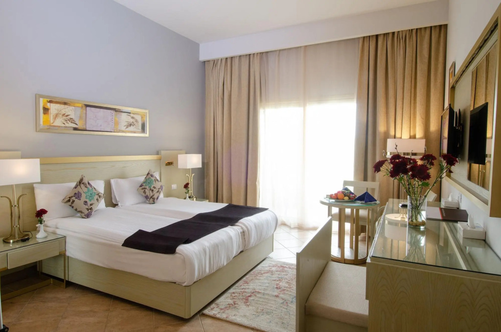 Курортный отель Swiss Inn Pyramids Golf Resort