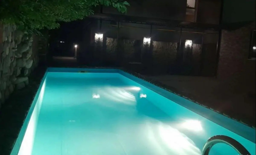 Квартира с бассейном во дворе