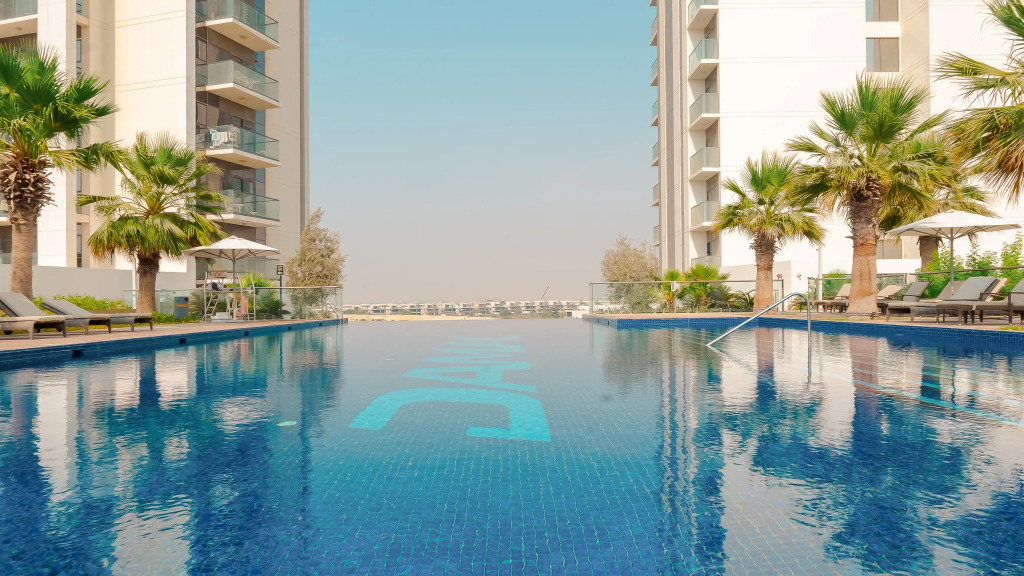 Апартаменты KeyRock Living | Golf Gate Apt with Pool Access
