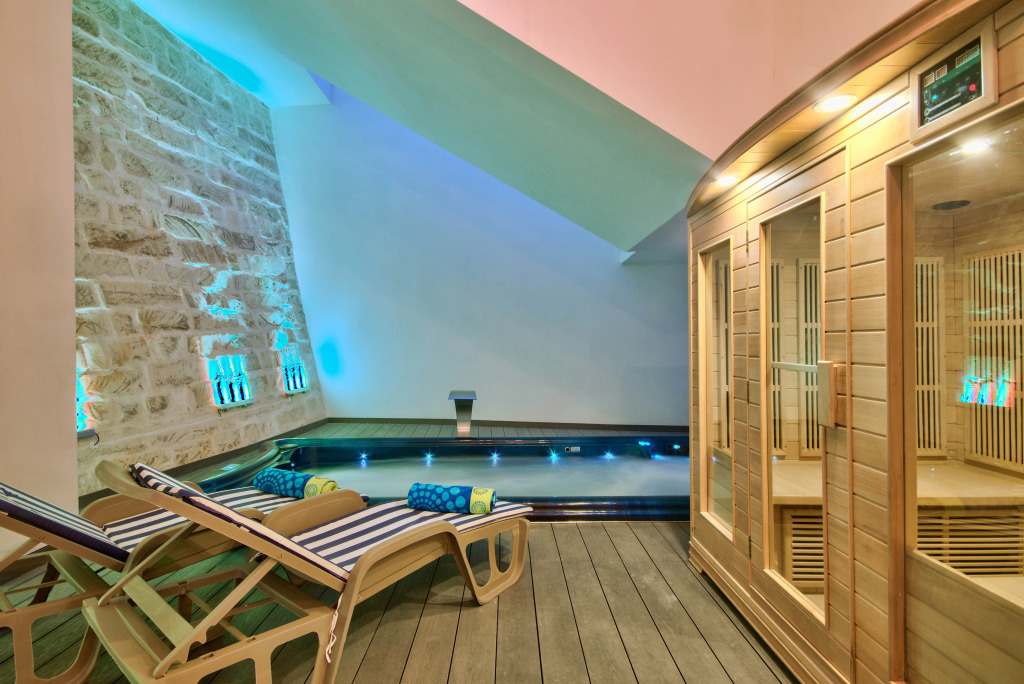Villa Gaia - Sunset Views, Indoor Heated Pool, Sauna and Games Room