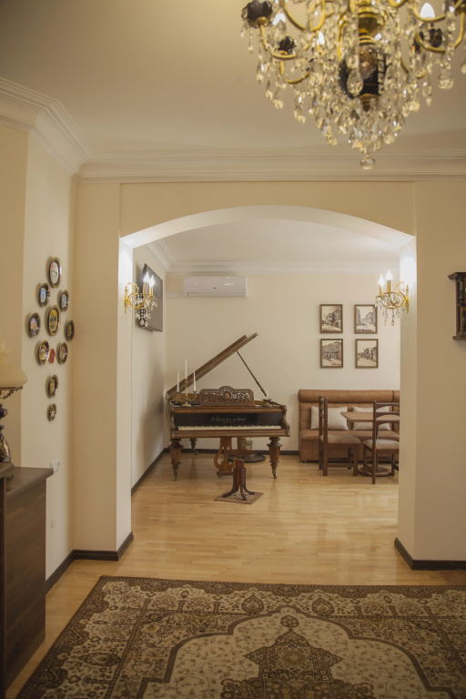 Hin Yerevantsi Hotel