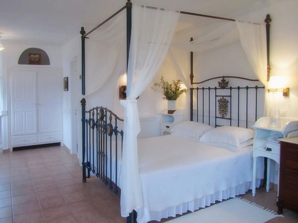 Отель Porto Scoutari Romantic Hotel & Suites