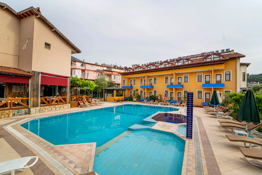 Suzanne Hotel & Restaurant