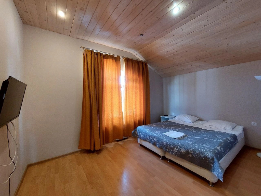 Titan 5 Hibinyi Cottage