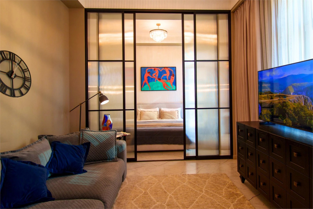 Апартаменты дизайнерские Matisse Apart с выделенной зоной спальни
