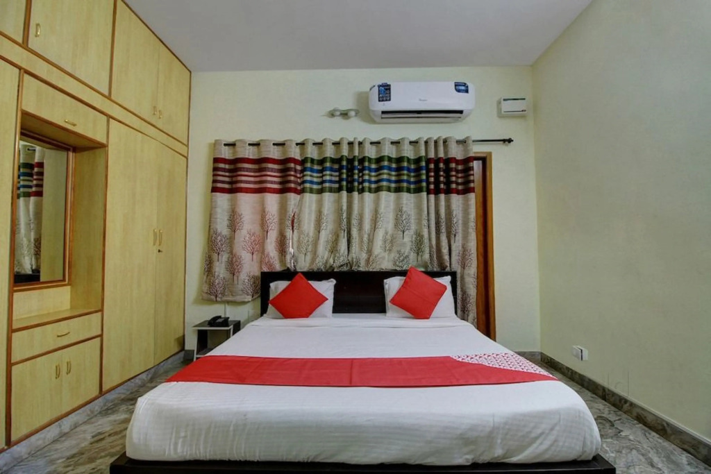 Отель Redwood Suites