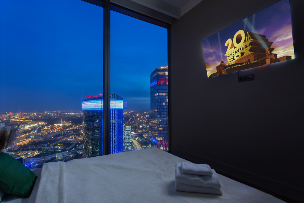 Апартаменты Sky CIty Moscow 81 этаж панорамная ванна с видом на всю Москву самый дорогой вид в Москве дизайнерский интерьер