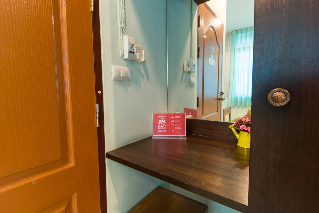 Отель ZEN Rooms Mahachai Khao San