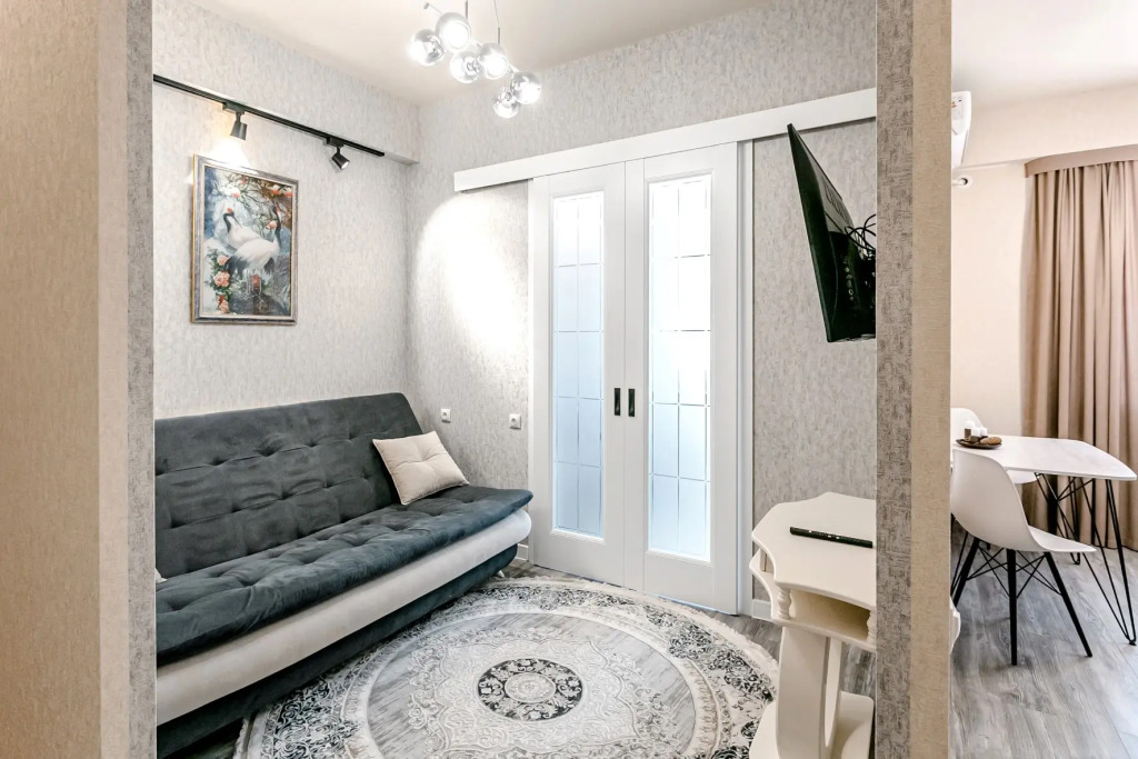 Oliviia Iriny Savelyevoy V Parke U Doliny Roz I Krasnogo Solnishka Apartments