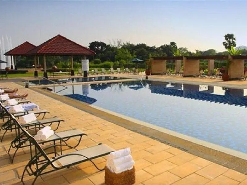 Отель Radisson Blu Dhaka Water Garden
