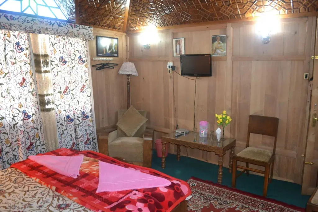 Houseboat Sweet Star