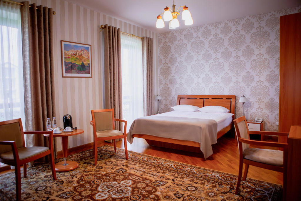Latar Hotel Complex
