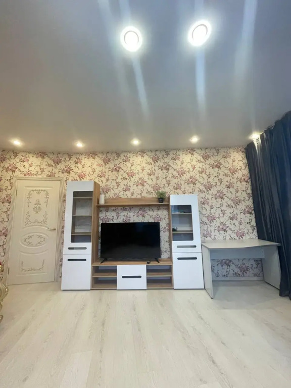 Квартира Шикарная двушка в витринными окнами