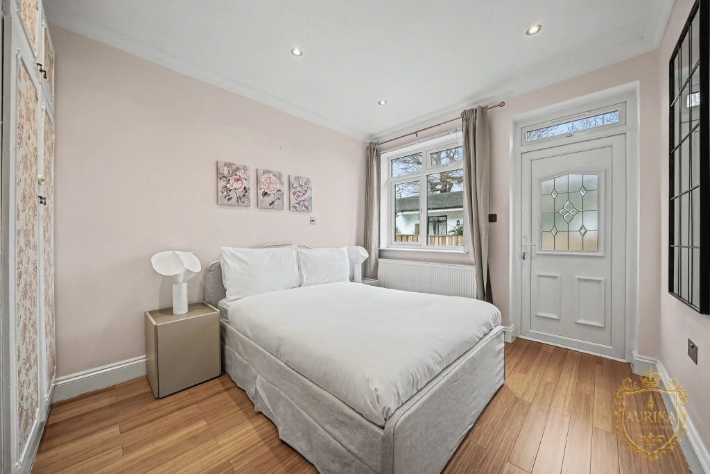 Квартира Elegant Stay in London with Private Parking & Patio | 7 mins walk to Norbury Station